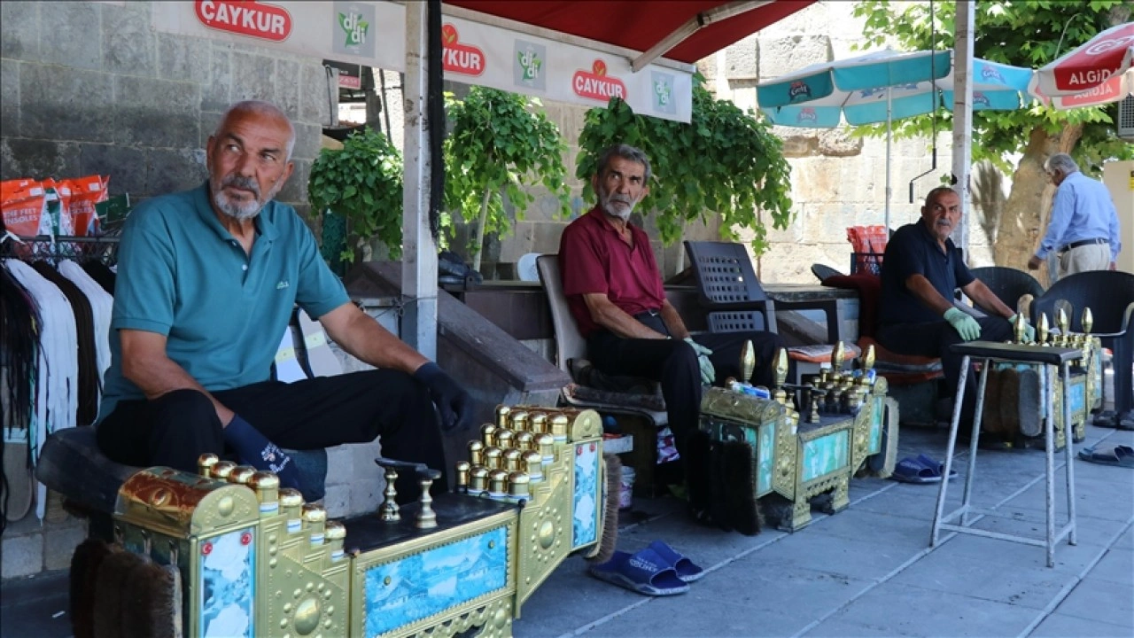 En küçüğü 64 yaşındaki 3 kardeş, tarihi surların gölgesinde ayakkabı parlatıyor