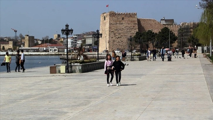 En uzun orucun tutulduğu Sinop'ta Ramazan'ın ilk günü park ve sahillerde yoğunluk