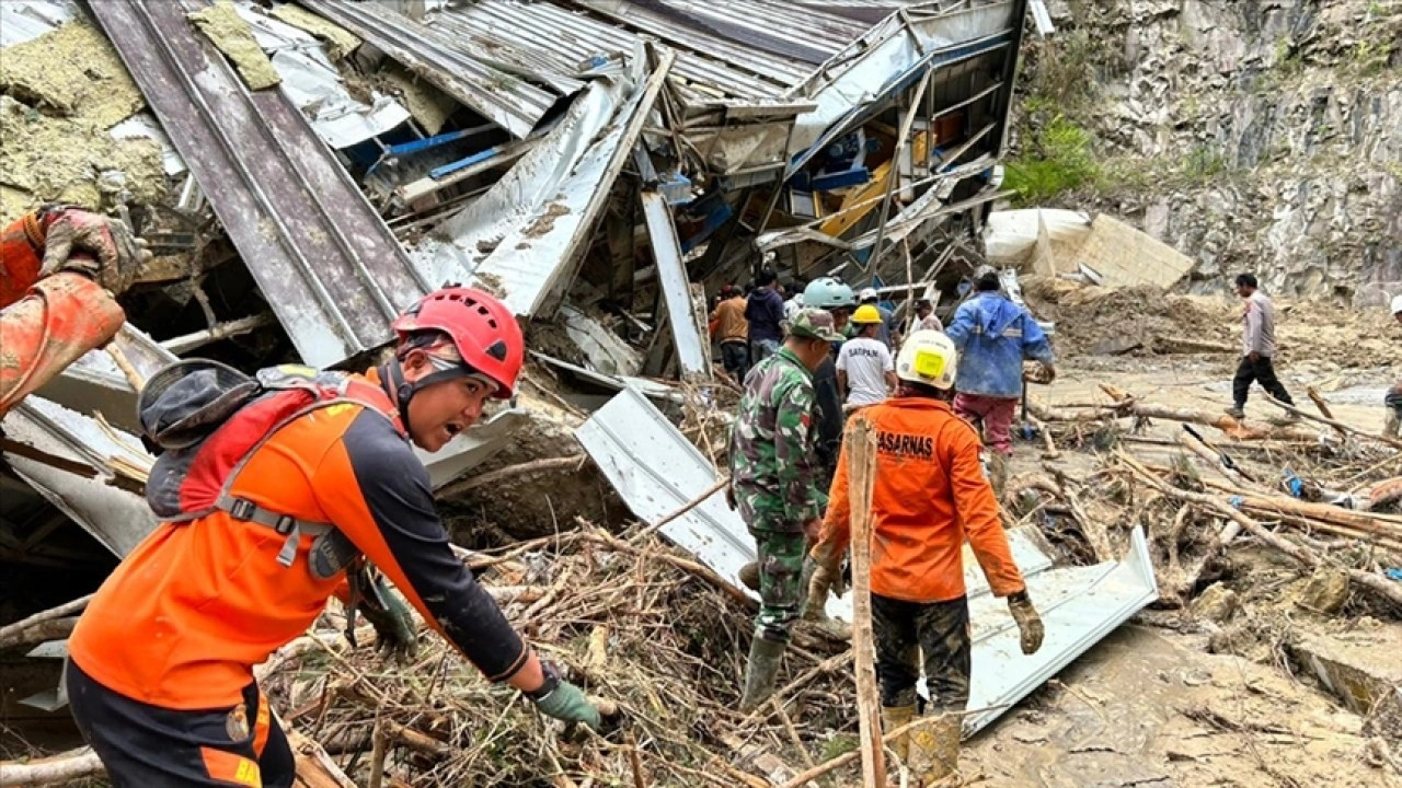 Endonezya'da şiddetli yağışların yol açtığı afetlerde ölenlerin sayısı 248'e yükseldi