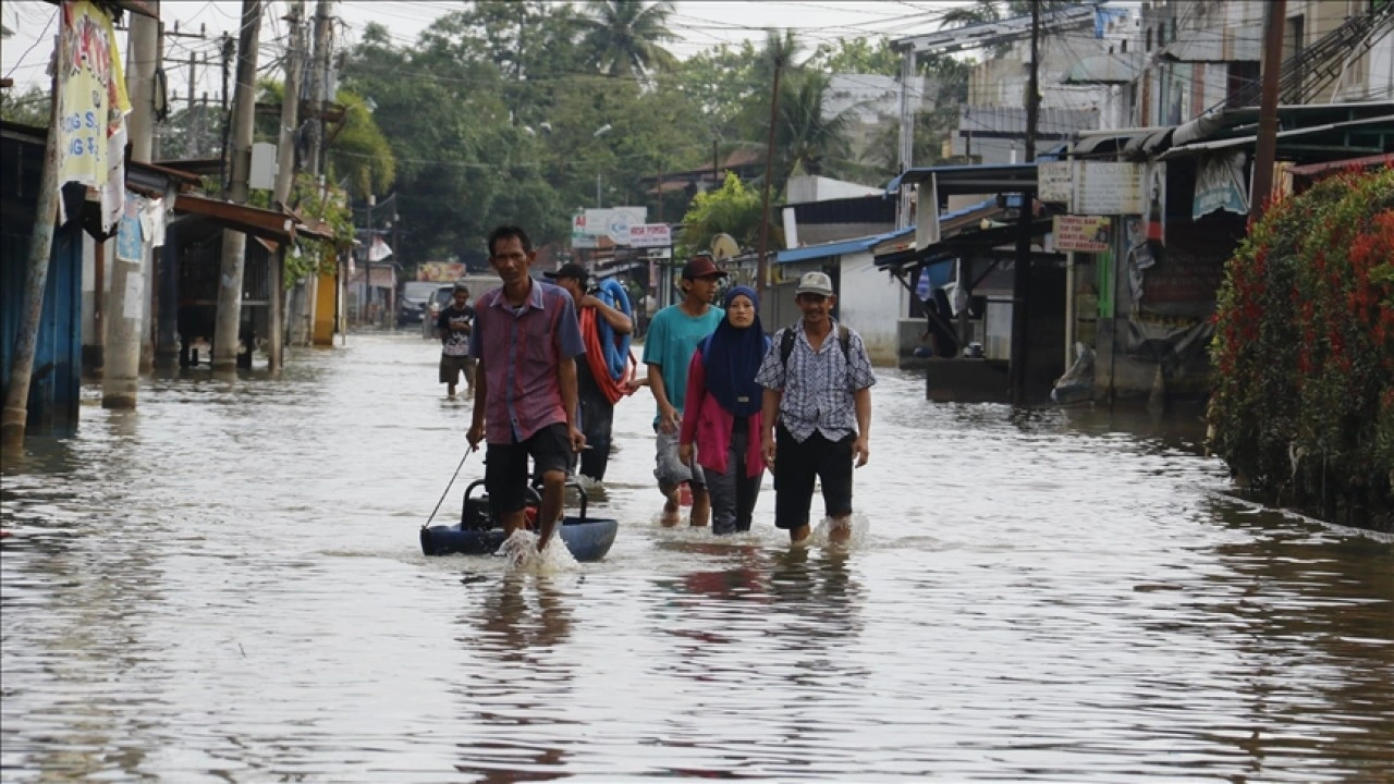 Endonezya'da ÅŸiddetli yağışların yol açtığı afetlerde ölenlerin sayısı 900'ü aÅŸtı