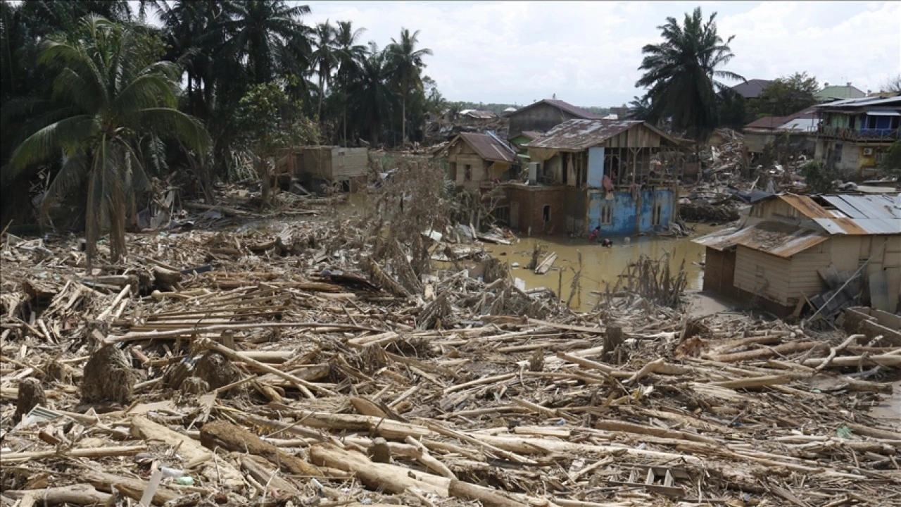 Endonezya'da şiddetli yağışların yol açtığı afetlerde ölü sayısı 950'ye yükseldi
