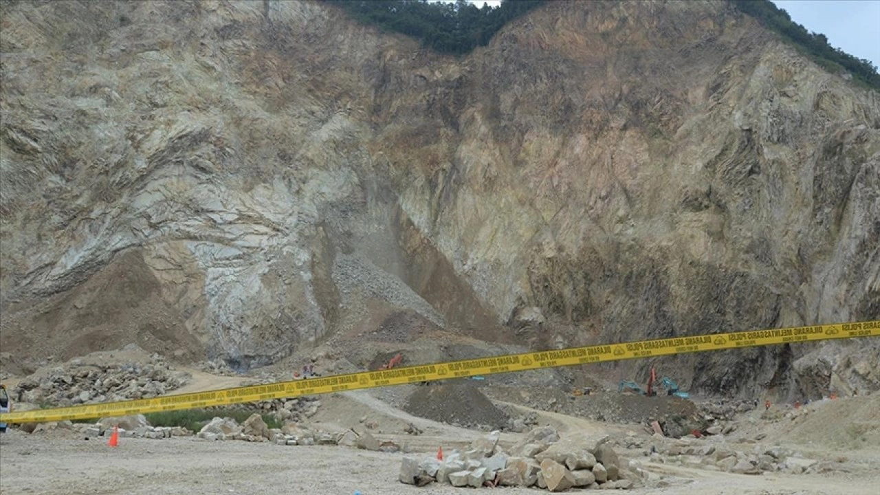 Endonezya'da taş ocağının çökmesi sonucu 14 kişi öldü