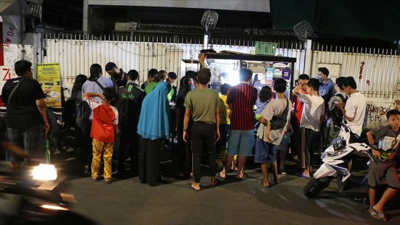 Endonezya'da tavuk döner için günlerce bekliyorlar