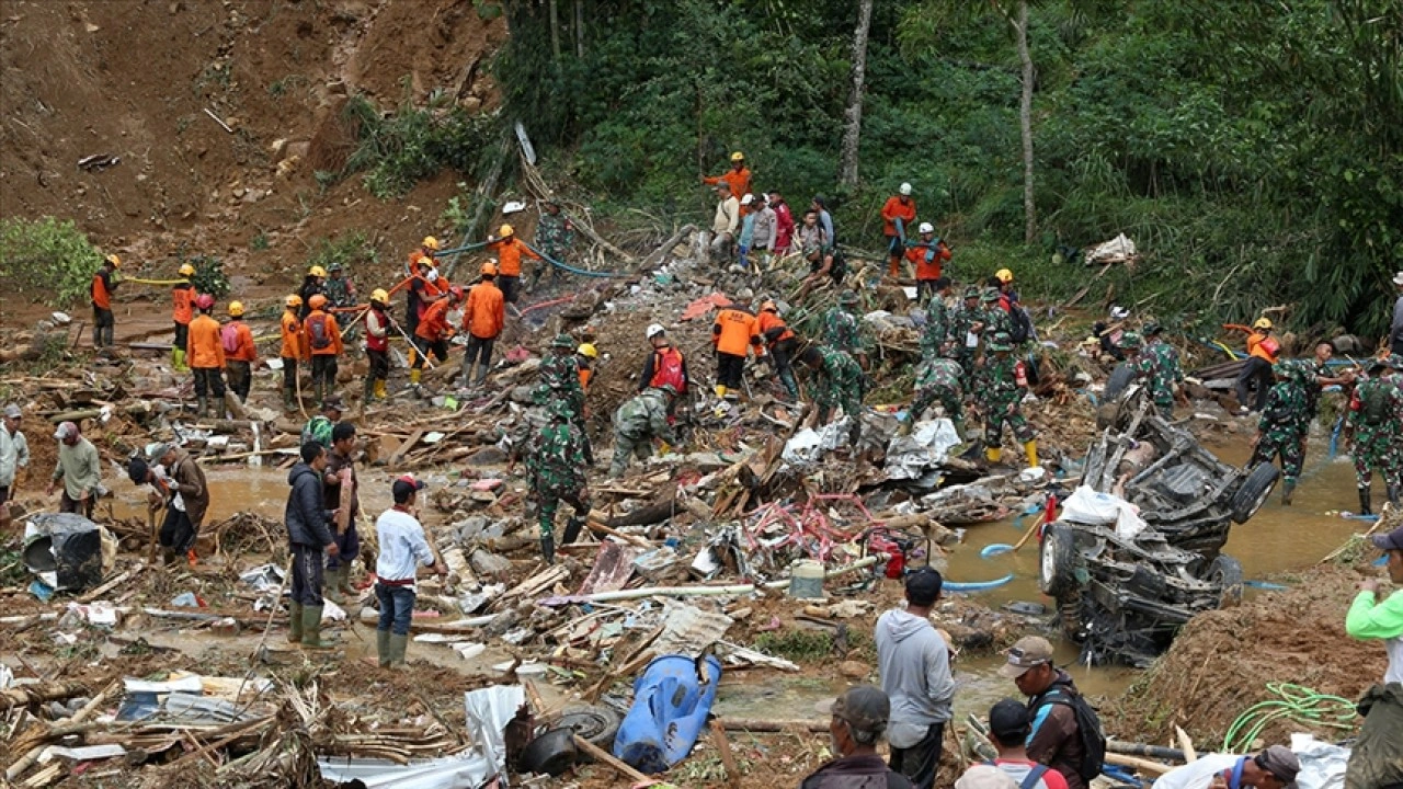 Endonezya'da toprak kaymaları nedeniyle ölenlerin sayısı 30'a yükseldi