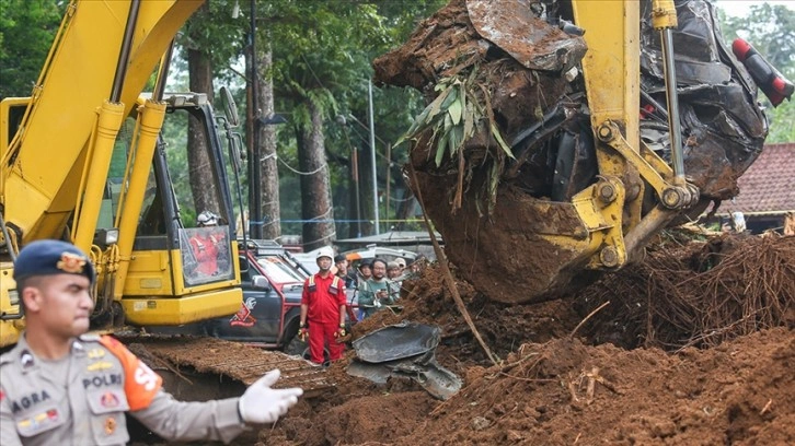 Endonezya'daki depremde kayıp 39 kişi için arama kurtarma çalışmaları devam ediyor