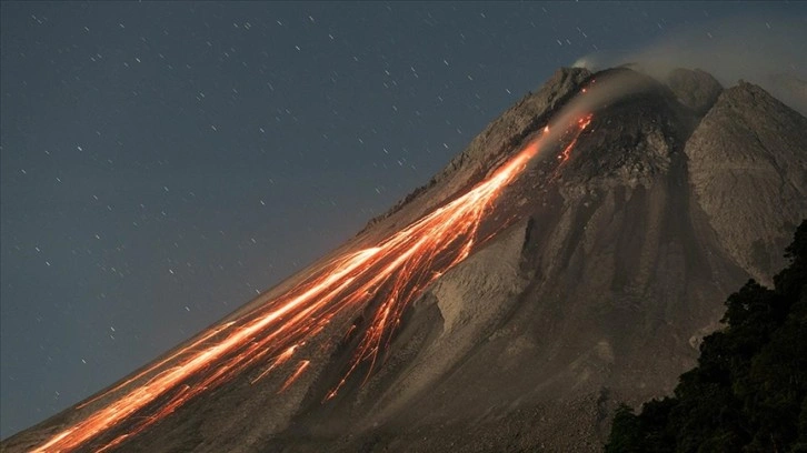Endonezya'daki Marapi Yanardağı'nın patlama anı ve kül yağmuru görüntülendi