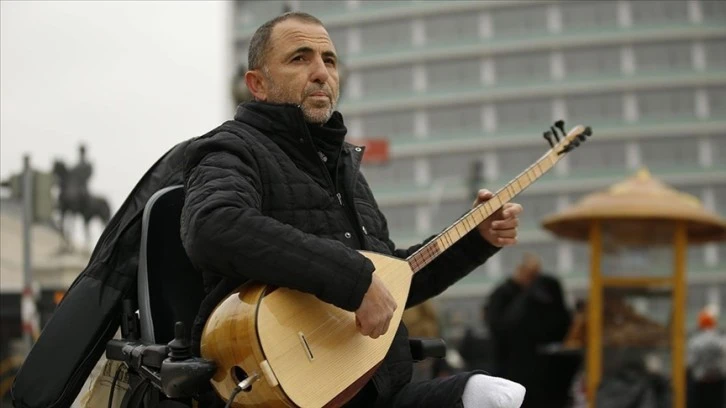 Engelli sokak müzisyeninin bağlamasından dökülen 'hayat mücadelesi'