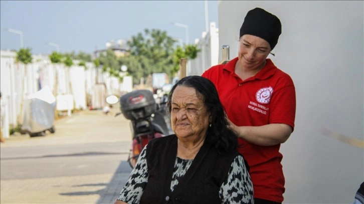 Engelli ve yaşlı depremzedelerin konteyner temizliği ve kişisel bakımı Vefa ekibinden