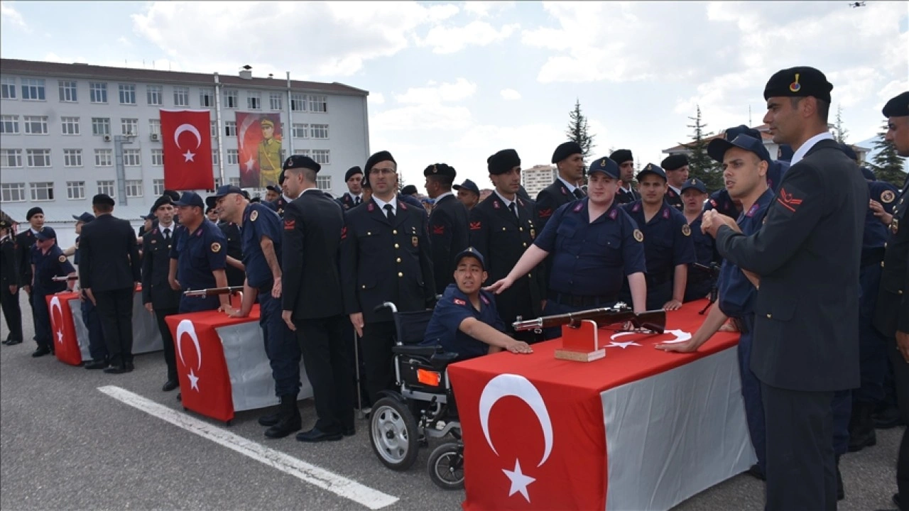 Engelliler bir günlük askerlik sevinci yaşadı