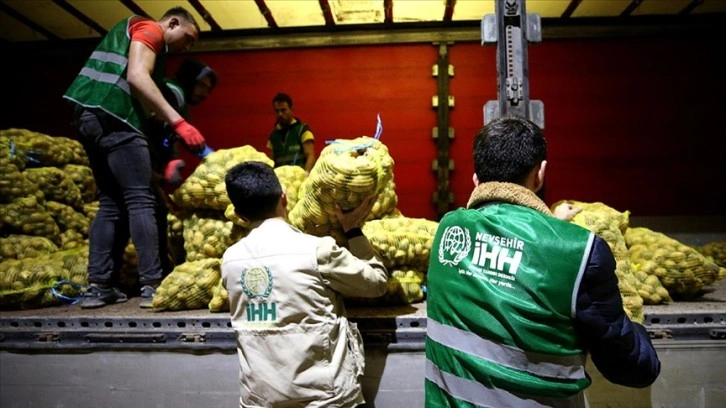 Enkazda çalışan İHH gönüllüleri şimdi de depremzedelere yardım için çaba harcıyor