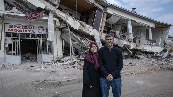 Enkazda hatıraları için bekliyorlar