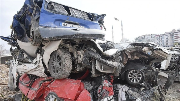 Enkazdan çıkarılan hurdaya dönmüş araçlar sahiplerini bekliyor