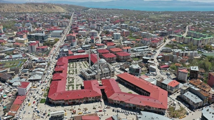 Erciş'te 2011 depremlerinde yıkılan yapıların bulunduğu alan ticaret merkezine dönüştürüldü