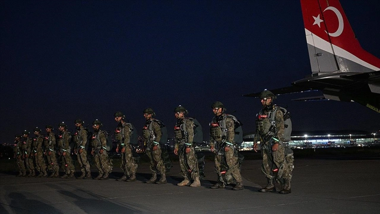"Erciyes-2025 Tatbikatı"nın seçkin gözlemci günü, gece atlayışı ile başladı
