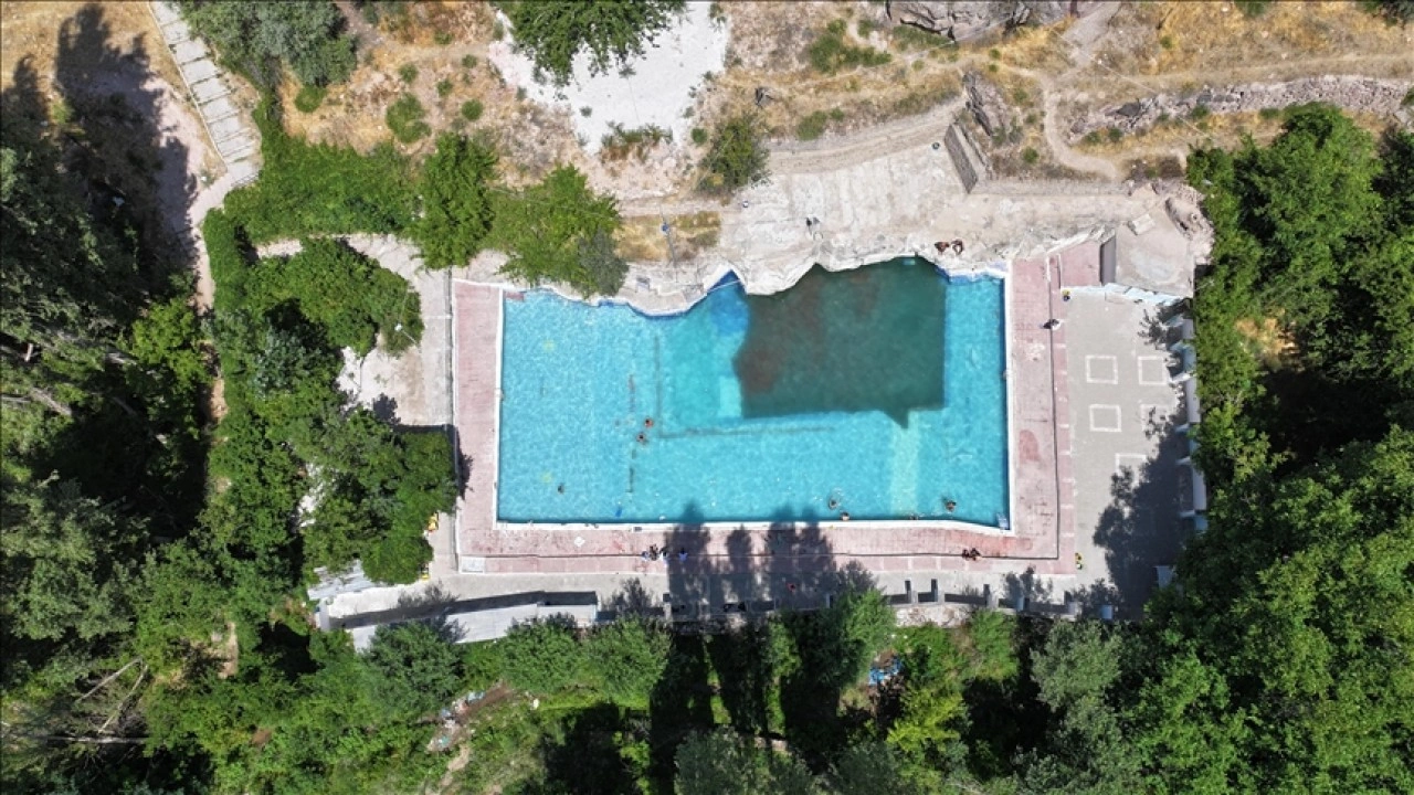 Erciyes'in suyuyla beslenen 400 yıllık doğal havuz sıcaktan bunalanları ferahlatıyor