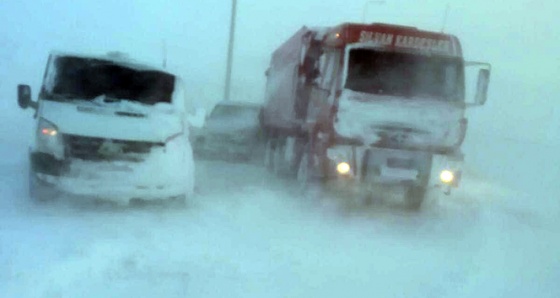 Erciyes'te mahsur kalan 80 araç kurtarıldı