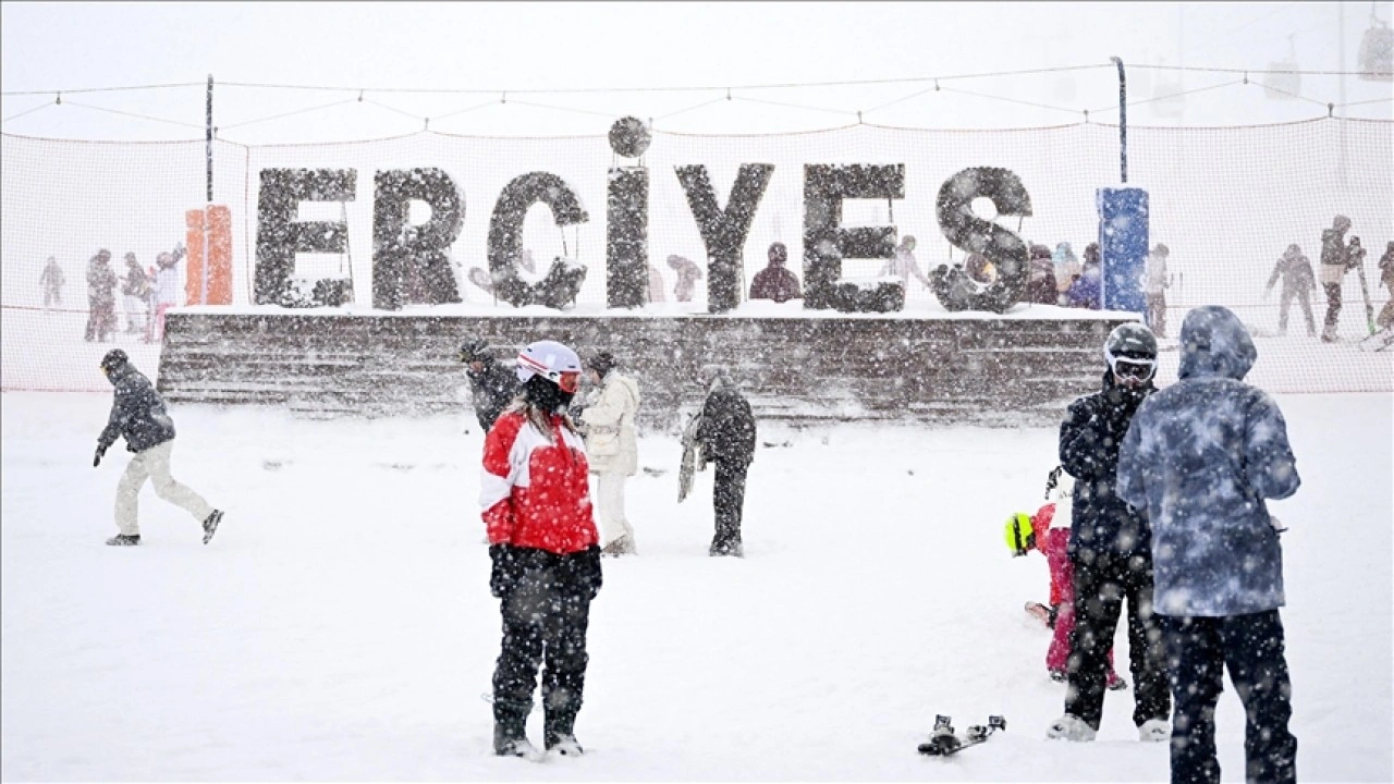 Erciyes'te pistler kayakseverlerle doldu