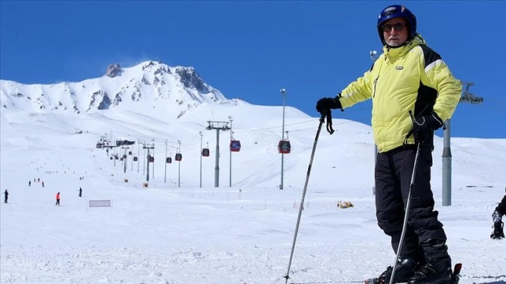 Erciyes'in 76'lık "Pehlivan"ı tahta kayakla başladığı spordan vazgeçmiyor