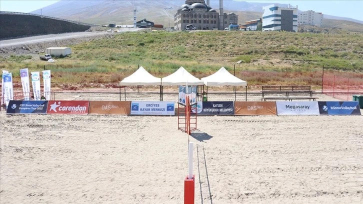 Erciyes'in zirvesine plaj voleybolu için 300 kamyon kum taşındı