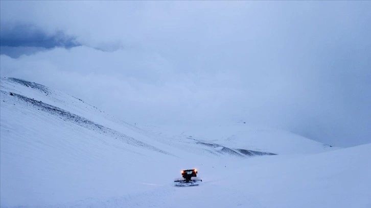 Erciyes'teki pistleri gece boyunca süren mesaiyle kayağa hazırlıyorlar