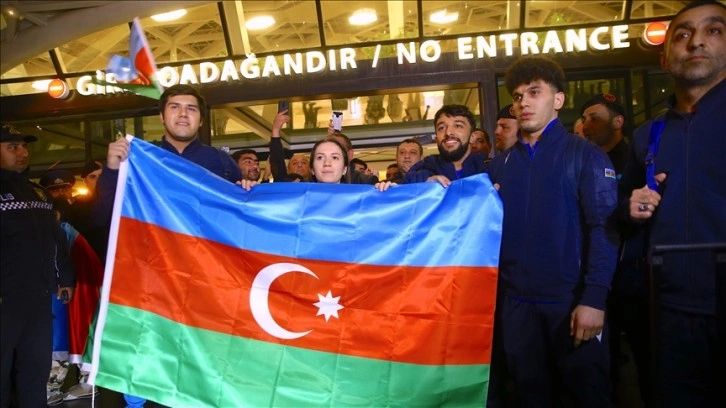 Ermenistan'daki bayrak yakma provokasyonunun ardından Azerbaycanlı halterciler Bakü'ye döndü