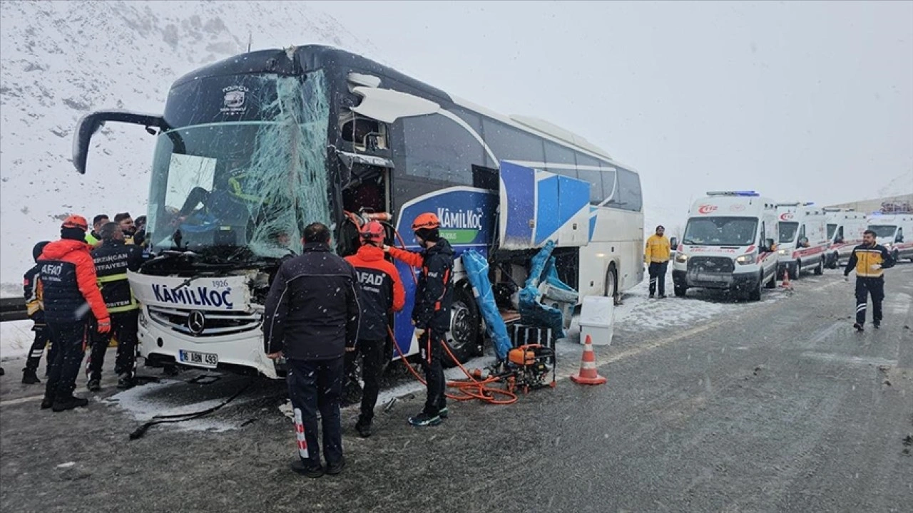 Erzincan'da otob&uuml;s&uuml;n tıra &ccedil;arptığı kazada 3 kişi yaralandı