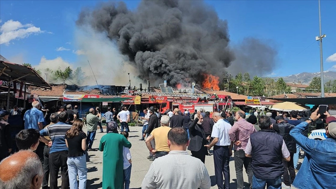 Erzincan’da sıralı dükkanların çatısında çıkan yangına müdahale ediliyor