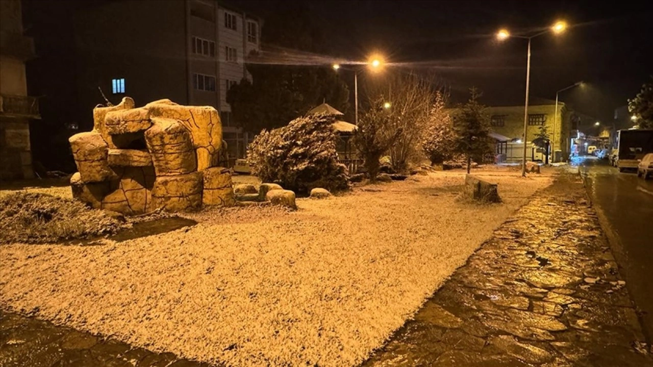 Erzincan ve Karab&uuml;k'te kar yağışı etkili oluyor