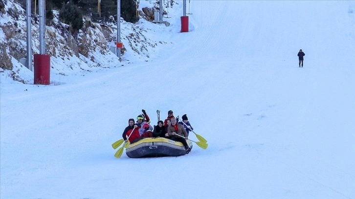 Erzincan'da doğa tutkunları karda rafting yaptı