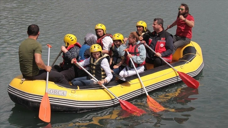 Erzincan'da engelliler rafting ve yamaç paraşütü heyecanı yaşadı