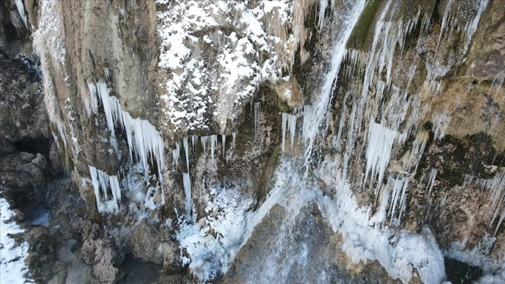 Erzincan'da Girlevik Şelalesi kısmen buz tuttu