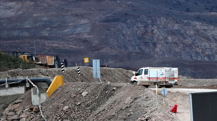 Erzincan'da maden ocağında toprak altında kalan işçileri arama çalışmaları sürüyor