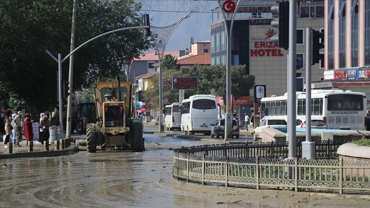 Erzincan'da şiddetli yağışın zarar verdiği cadde ve sokaklar ekiplerce temizleniyor