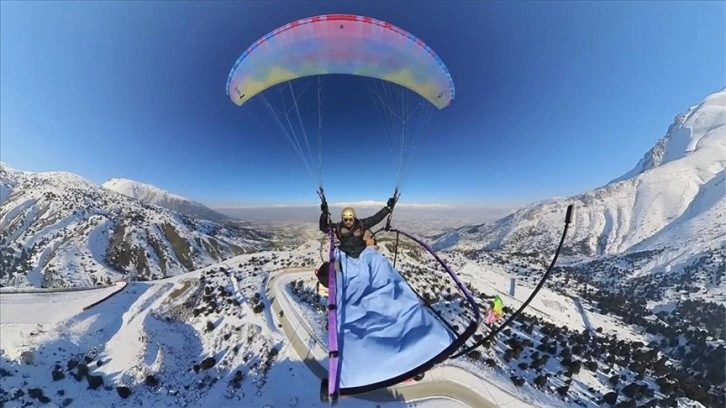 Erzincan'da yamaç paraşütü pilotları paramotora çift katlı ranza entegre edip uçtu