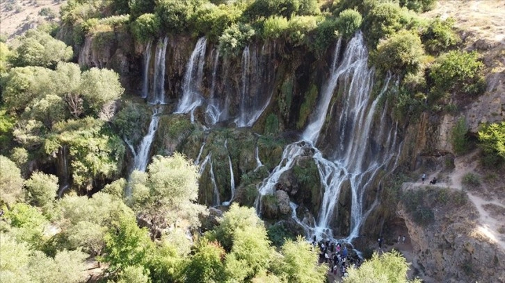 Erzincan’daki Girlevik Şelalesi yerli ve yabancı turistleri ağırlıyor