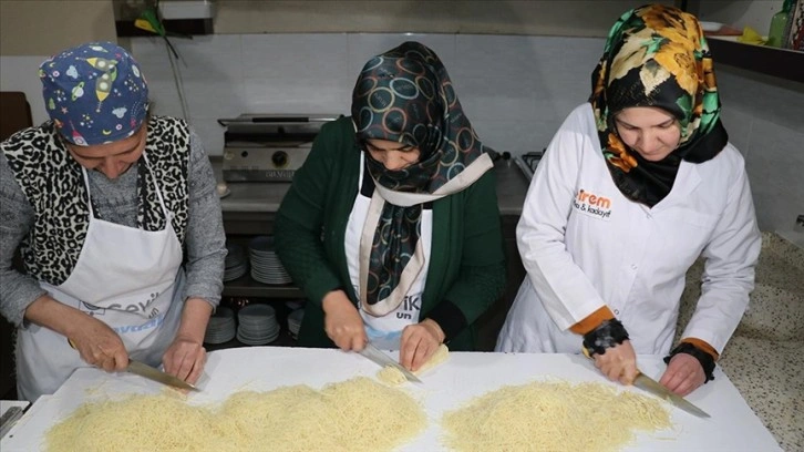 Erzincanlı kadınlar Ramazanda yoğun talep gören kesme kadayıf için mesaide