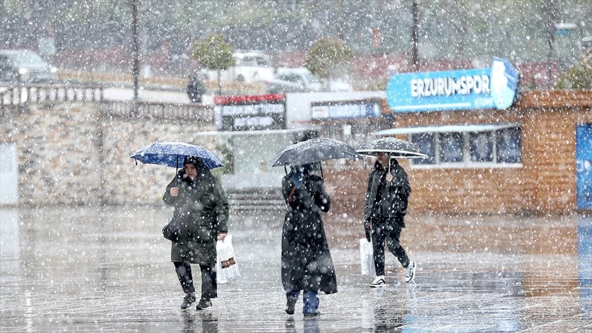 Erzurum'a Mayıs ortasında lapa lapa kar yağdı