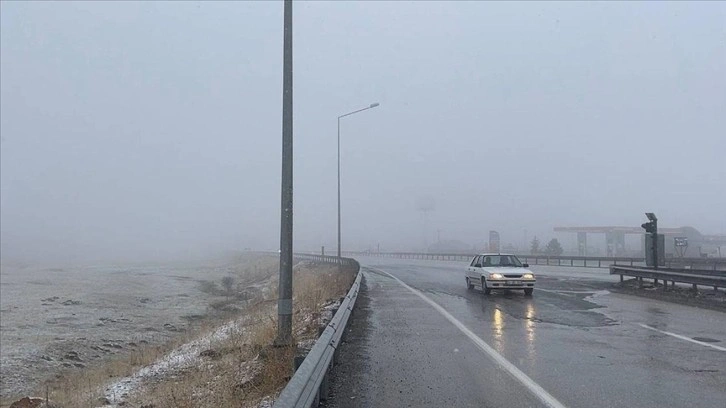 Erzurum-Ağrı kara yolunda kar ve sis etkili oluyor