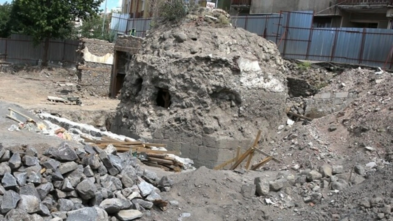 Erzurum'da ahilik teşkilatını kuran Ahi Toman Baba'nın k&uuml;mbeti g&uuml;n y&uuml;z&uuml;ne &ccedil;ıkarılıyor