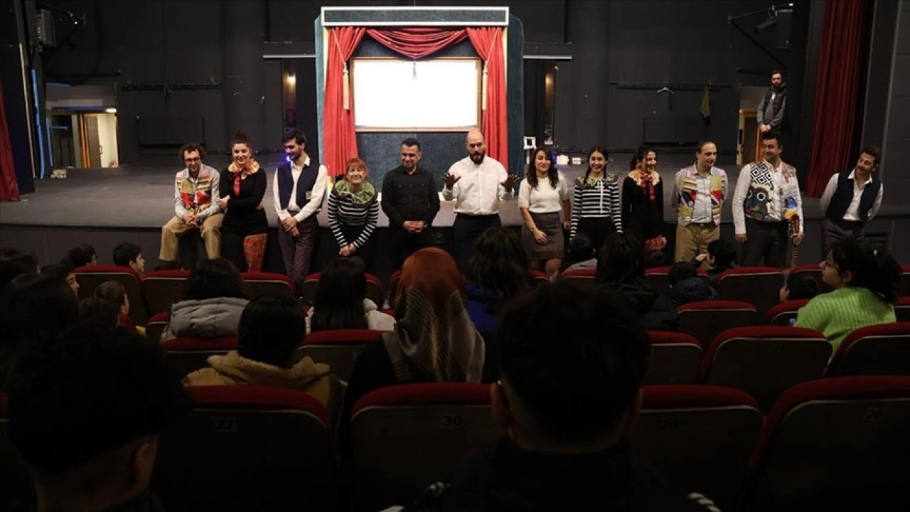 Erzurum'da devlet korumasındaki &ccedil;ocuklar tiyatro ve sanatla buluştu