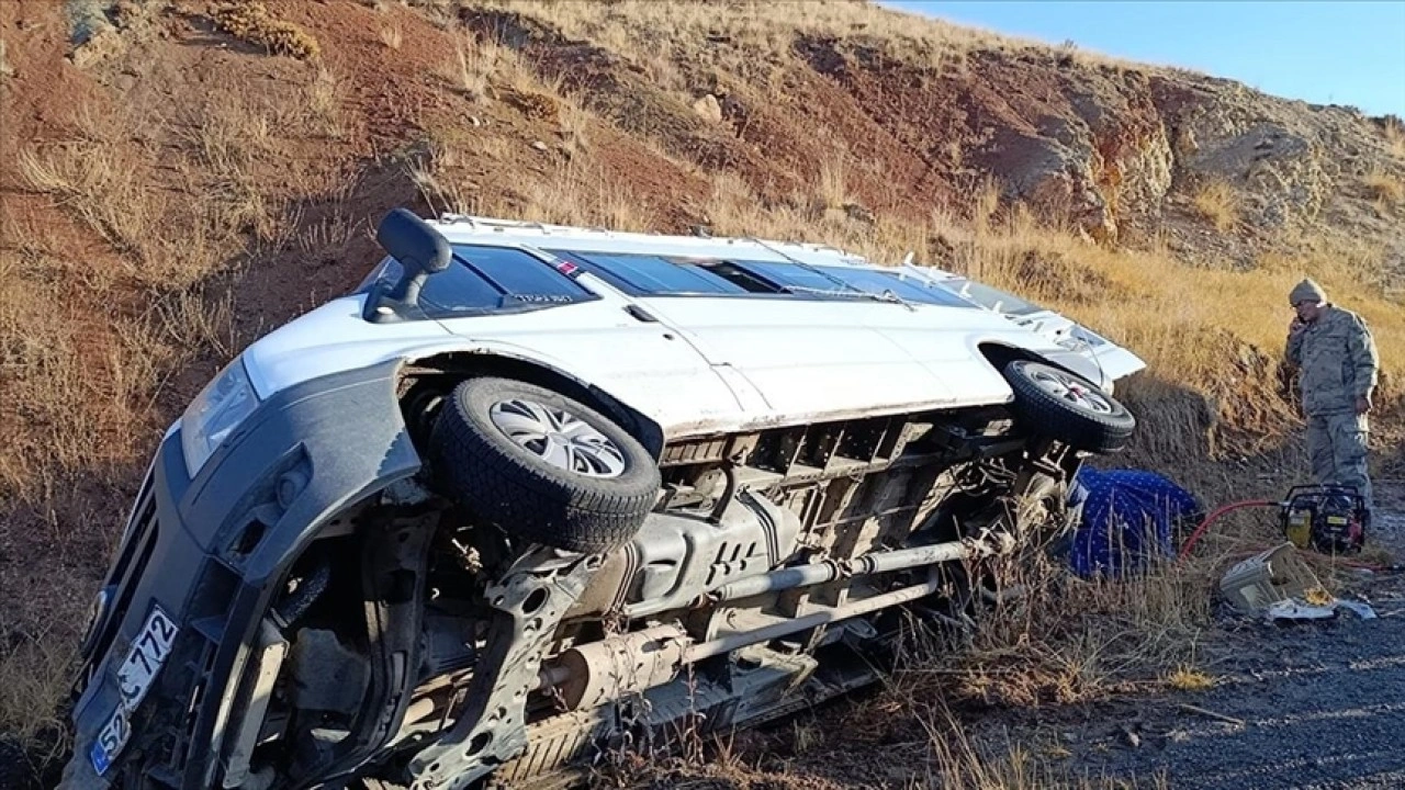 Erzurum'da öğretmenleri taşıyan servis minibüsü devrildi, 1'i çocuk 7 kişi yaralandı