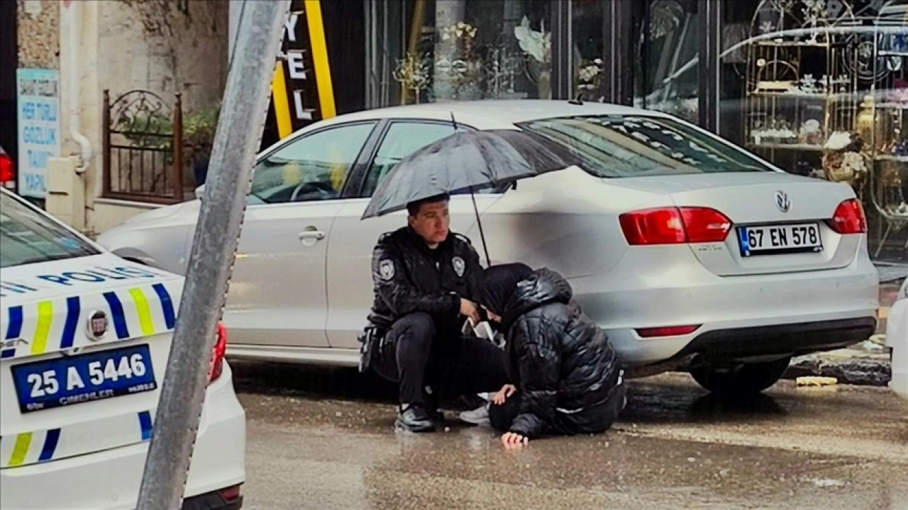 Erzurum'da polis, yaralanan yayanın başında "ıslanmasın" diye şemsiyeyle bekledi