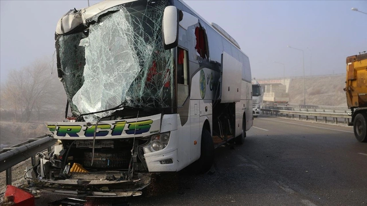 Erzurum'da yolcu otobüsü ile tırın çarpıştığı kazada 11 kişi yaralandı