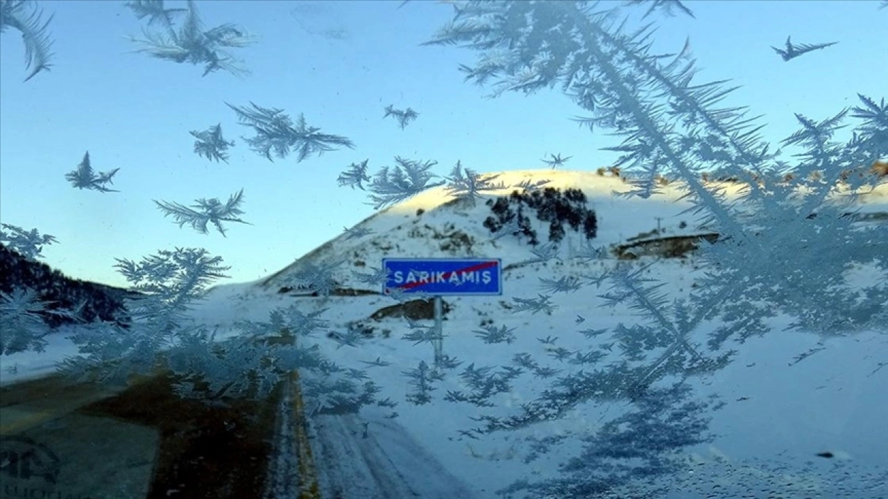 Erzurum, Kars ve Ardahan'da soğuk hava dondurdu