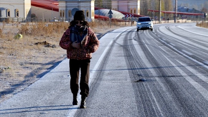 Erzurum ve Kars'ta soğuk hava ve sis etkili oldu