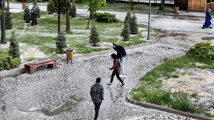 Erzurum'da aniden bastıran dolu vatandaşlara zor anlar yaşattı