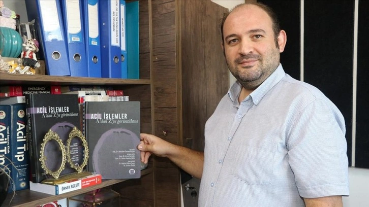Erzurum'da doktorlar acil vakaların 'karekod'la anlatıldığı kitap yazdı