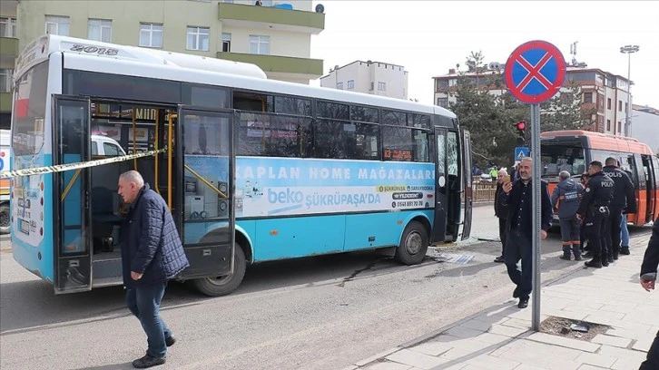 Erzurum'da halk otobüsü, minibüs ve otomobilin karıştığı kazada 14 kişi yaralandı