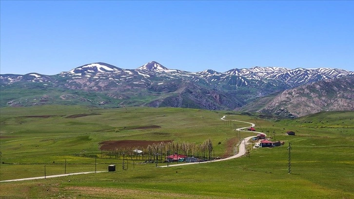 Erzurum'da karları eriyen dağlar havadan görüntülendi