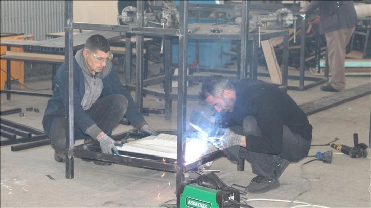 Erzurum'da meslek lisesi öğrencileri depremzedeler için mobil tuvalet ve banyo üretiyor